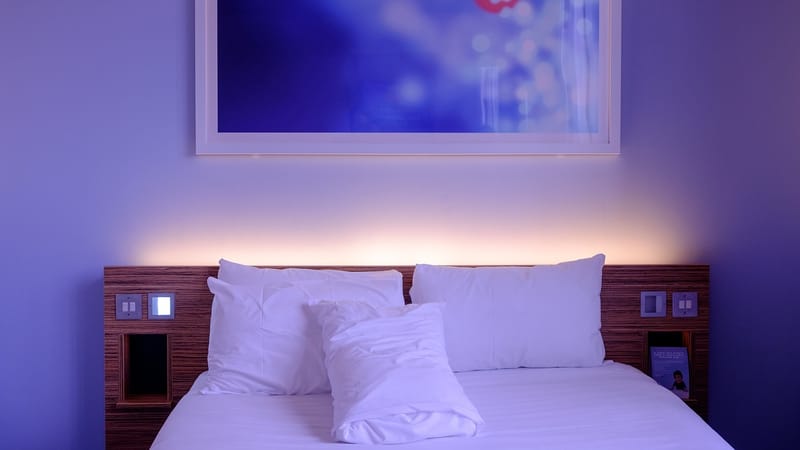 chambre à coucher, chambre d'hôtel, lit, draps de lit, la literie, oreillers, intérieurs, décoration d'intérieur, design d'intérieur, feuilles blanches, sticker, hébergement, hôtel, pièce, lit, lit, lit, lit, lit, hébergement, hôtel, hôtel, hôtel