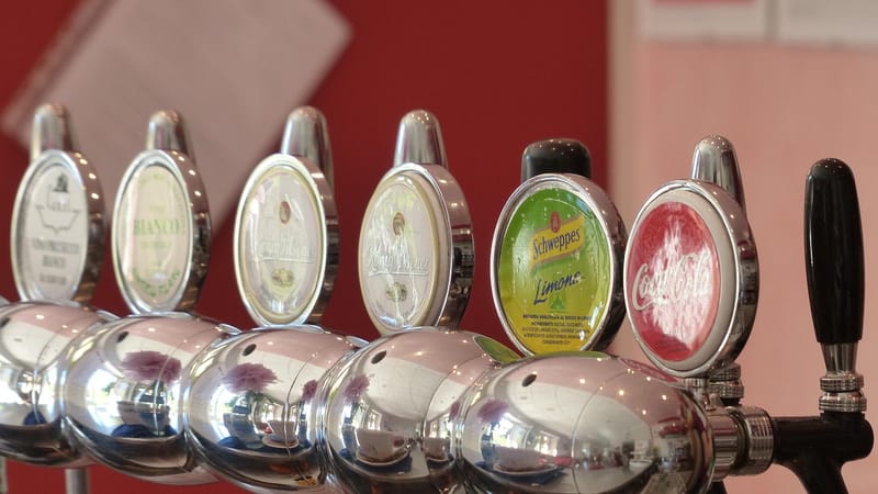 distributeur, système de distribution, système de distribution de boissons, robinet, breuvages, sélection