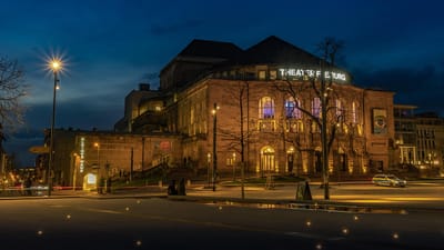 imeuble, l'architecture, illuminé, nature, lumières de la ville, théâtre de rue, freiburg, façade, culture, historique, art, la musique, nuit, ciel, photographie de nuit, ciel de nuit