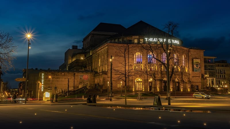 imeuble, l'architecture, illuminé, nature, lumières de la ville, théâtre de rue, freiburg, façade, culture, historique, art, la musique, nuit, ciel, photographie de nuit, ciel de nuit