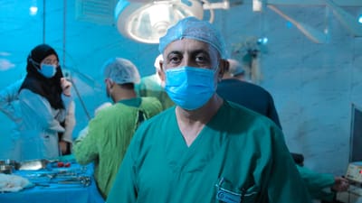 Chirurgien expérimenté dans une salle d'opération avec une équipe médicale pendant une chirurgie.
