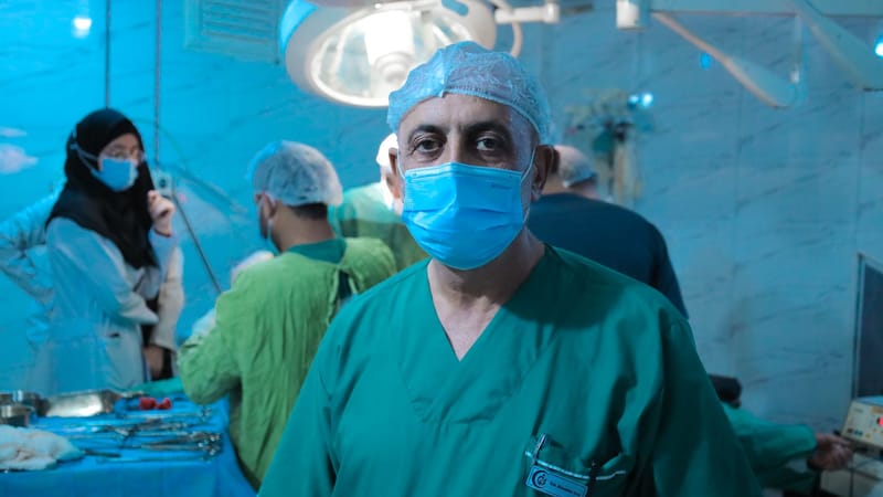 Chirurgien expérimenté dans une salle d'opération avec une équipe médicale pendant une chirurgie.