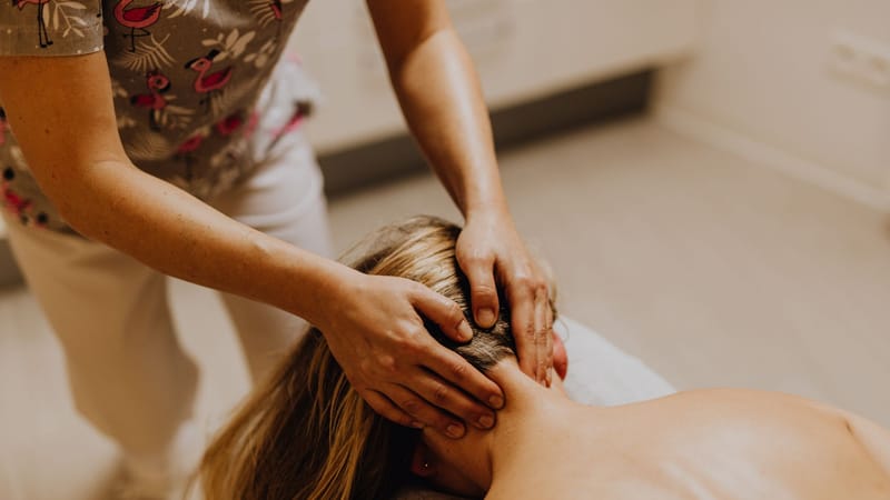Un massage apaisant du cou axé sur la relaxation et le bien-être dans un cadre de thérapie.