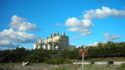 usine, production, industrie, la technologie, fabrication, plantes, ingénierie, équipement, machine, construction, travailler, puissance, ingénieur, chimique, énergie, gaz, environnement, le carburant, raffinerie, stockage, la pollution, ligne, chimie, mécanicien, nature, char, huile, ouvrier, opérateur, traiter, pipeline, fumée, cheminée, pétrochimique, polluer, carbone, distillerie, affiner, environnemental, paix verte, économie, modernisation, fumée bleue, économie bleue, le bleu de la pollut