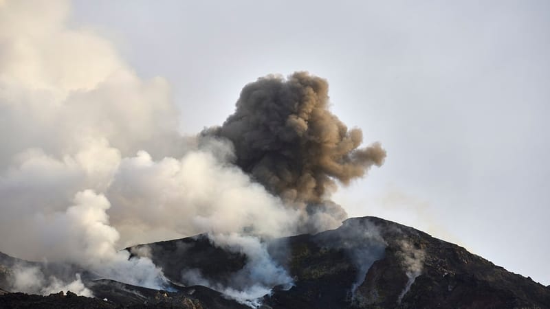 volcan, éruption, fumée, cendre, lave, activité volcanique, catastrophe naturelle, fumée noire, cratère volcanique, paysage, montagne, géologie, nature, fumerolles, ciel, noir, odeur, danger, explosion, cheminée, couches, nuage