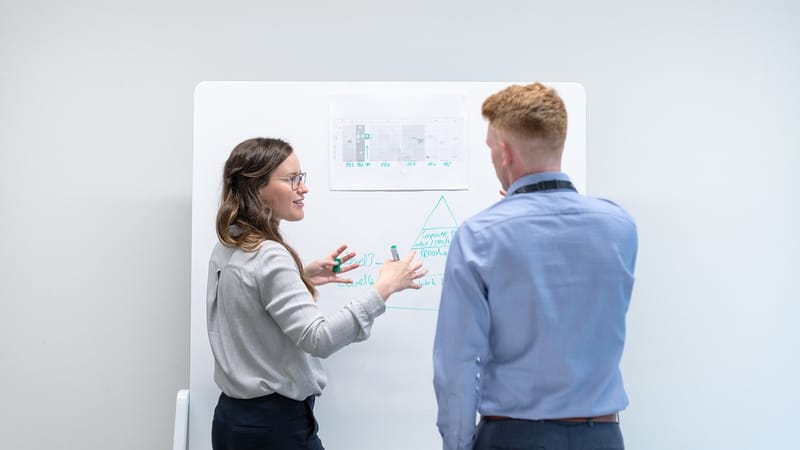 ingénieur, ingénierie, ingénieur électrique, ingénierie électrique, travail en équipe, bureau, rencontre, tableau blanc, ingénieur, ingénieur, ingénieur, ingénieur, ingénieur, ingénierie