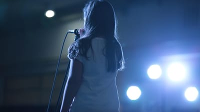lumières, scénario, enfants, théâtre, spectateurs, gens, scène, acte, en train de lire, éducation, représentation, robe, l'école, petite fille, la timidité, rétro éclairage, microphone, se brouiller, théâtre, théâtre, théâtre, théâtre, théâtre, scène, scène, scène, microphone