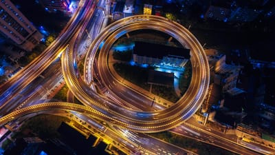 des rues, nuit, lumières, cercle, autoroutes, vue de dessus, paysage urbain, vue aérienne, urbain, carrefour, autoroute, circulation, lumières de la ville, photographie de nuit, vue de la ville, photographie aérienne