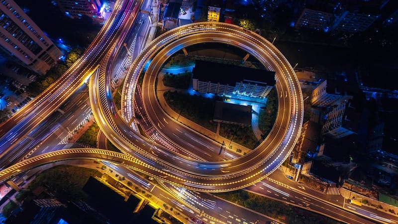 des rues, nuit, lumières, cercle, autoroutes, vue de dessus, paysage urbain, vue aérienne, urbain, carrefour, autoroute, circulation, lumières de la ville, photographie de nuit, vue de la ville, photographie aérienne