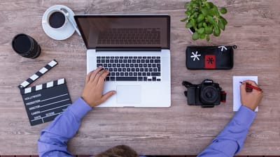 cinéastes, youtuber, scénario, scénariste, écrire, storyboard, storyboarden, producteur de films, d'en haut, en milieu de travail, portable, clap, caméra, café, bloc-notes, écrit, noté, croquis, maquette, bureau à domicile, ordinateur, bureau, entreprise, travailler, concepteur, carnet, créatif, film, court-métrage, esquisse, homme, peinturer, carnet de croquis, illustrateur, multimédia, artiste, conception, devoirs, en chemin, table en bois, photographe, reflex numérique, la chemise, chemise bl