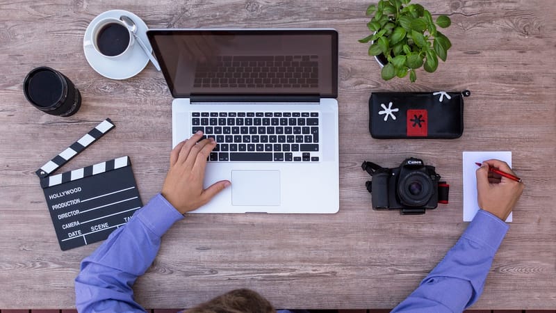 cinéastes, youtuber, scénario, scénariste, écrire, storyboard, storyboarden, producteur de films, d'en haut, en milieu de travail, portable, clap, caméra, café, bloc-notes, écrit, noté, croquis, maquette, bureau à domicile, ordinateur, bureau, entreprise, travailler, concepteur, carnet, créatif, film, court-métrage, esquisse, homme, peinturer, carnet de croquis, illustrateur, multimédia, artiste, conception, devoirs, en chemin, table en bois, photographe, reflex numérique, la chemise, chemise bl