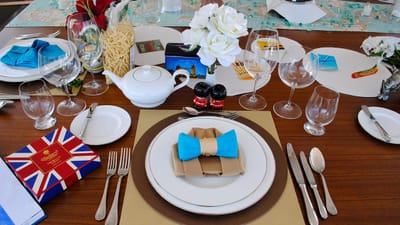 dine, couverts, grande bretagne, anglais, des roses, thé, théière, serviette, pliant, en plein air, réglage de la table, célébration, à manger, table, assiette, argenterie, coutellerie, couleur, élégant, formel, thème, international, britanique, fête, thé brun, brune partie
