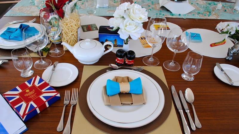 dine, couverts, grande bretagne, anglais, des roses, thé, théière, serviette, pliant, en plein air, réglage de la table, célébration, à manger, table, assiette, argenterie, coutellerie, couleur, élégant, formel, thème, international, britanique, fête, thé brun, brune partie