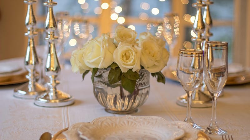 table, couverts, dîner, réglage, endroit, assiette, blanche, argenterie, à manger, élégant, chine, romantique, argent, mariage, repas, vacance, des roses, célébration, fête, nappe de table, le restaurant, luxe, le déjeuner, romance, fantaisie, bien, un événement, brun rose, brown restaurant, mariée brune, brune partie, brun table, brun dîner, brun événement, brun célébrer