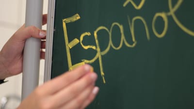 espagnol, enseignement, conseil, école, tableau noir, craie, main, écrire, une langue étrangère, amérique latine, espagne, enfants