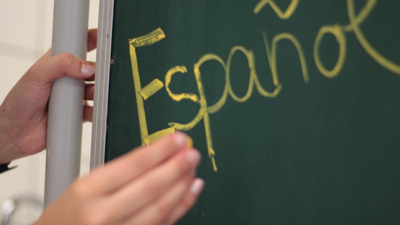 espagnol, enseignement, conseil, école, tableau noir, craie, main, écrire, une langue étrangère, amérique latine, espagne, enfants