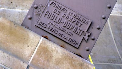 tour eiffel, dalle au pied de la tour, paris, france, forges et usines de pompey, fould-dupont, auguste dupont et alphonse fould, création entreprise 1872, fournisseur des fers de la tour, construction, architecture, monument, capitale, ville, patrimoine, travaux 1887-1889, architecte alexandre gustave eiffel, constructeur, tour de fer puddlé