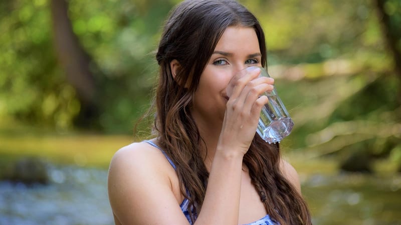 femme, hydrothérapie, boire, l'eau, un verre, la nature, des arbres, en plein air, kneipp, santé, applications de l'eau
