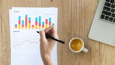 audit, arrière-plan gratuit, graphique, main, l'écriture, la finance, financier, les données, stats, investissement, homme, doigt, personne, vider, bois, papier, table, en bois, bureau, vide, entreprise, fond d'écran windows, contexte, remarque, espace, document, carnet, au dessus, blanche, fond d'écran 4k, page, fond d'écran mac, lieu de travail, stylo, copie, café, tasse, fond d'écran de l'espace, arrière-plans sympas, travailler, formalités administratives, bloc-notes, espace de copie, crayon