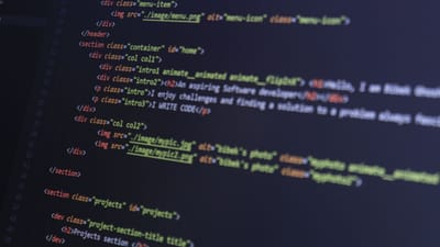 Code HTML et CSS sur un moniteur d'ordinateur, mettant en avant le développement web et la programmation.