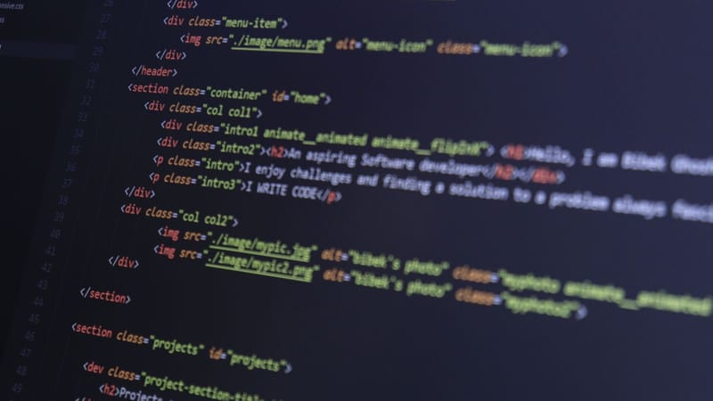Code HTML et CSS sur un moniteur d'ordinateur, mettant en avant le développement web et la programmation.