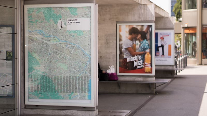publicité, panneau d'affichage, l'extérieur, affiche, de la gare, gris train, publicité, publicité, publicité, publicité, publicité, affiche, affiche, affiche, affiche