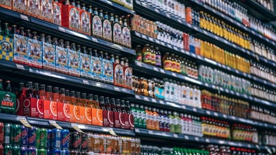 breuvages, bouteilles, étagère, boîtes de conserve, du coca, cola, consommation, régime, boire, supermarché, pepsi, magasin, un soda, lutin, limonade, beaucoup, variété, boutique