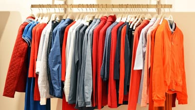 boutique, vêtements, ligne, mode, vendre au détail, magasin de vêtements, magasin, achats, consommateur, achat, département, orange, rouge, cintres, consumérisme, dépenses, vendre, client, acheter