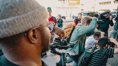 Des photographes se rassemblent dans une rue de la ville pour capturer des clichés dynamiques pendant la journée.