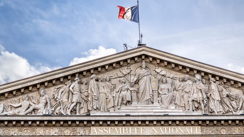 Façade du bâtiment de l'Assemblée nationale française à Paris, mettant en valeur son architecture classique.