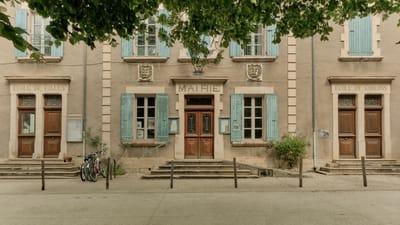 Vue de face d'un hôtel de ville traditionnel français en Auvergne-Rhône-Alpes, en France, en été.