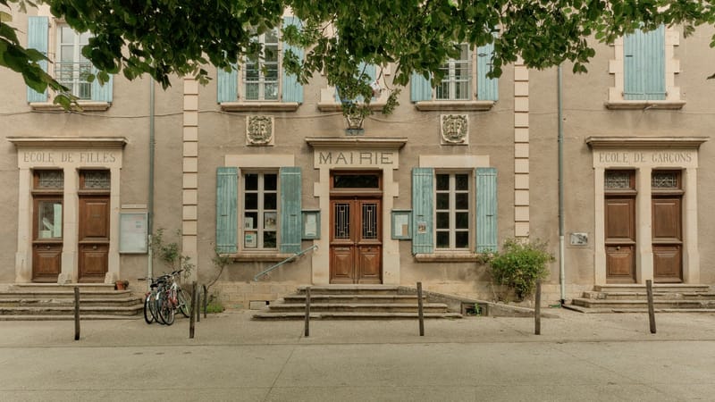 Vue de face d'un hôtel de ville traditionnel français en Auvergne-Rhône-Alpes, en France, en été.