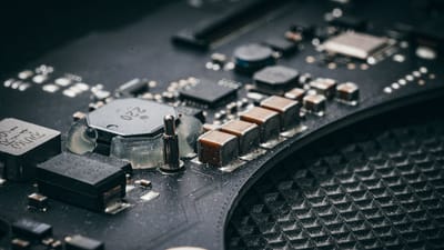 Gros plan macro détaillé d'une carte de circuit imprimé montrant ses différents composants.