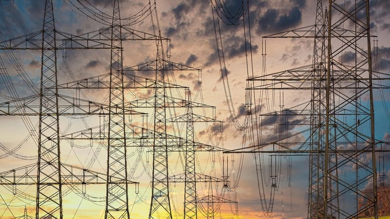 électricité, nature, pylônes électriques, les lignes électriques, pylônes haute tension, haute tension, ligne à haute tension, la conduction électrique, industrie, énergie, la technologie, électrique, le coucher du soleil, multicolore, des nuages, ligne électrique, orange, jaune, bleu