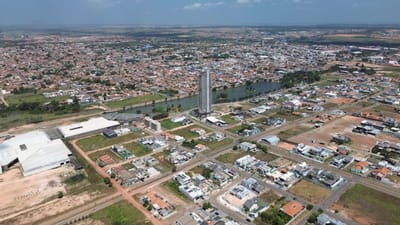 Vue aérienne du paysage urbain de Paragominas, au Brésil, caractérisé par une urbanisation tentaculaire et un ciel dégagé.
