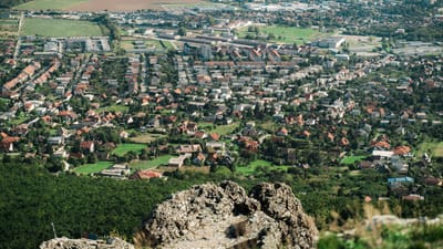 Vue aérienne à couper le souffle du paysage urbain de Nitra entouré d'une verdure luxuriante et de collines vallonnées.
