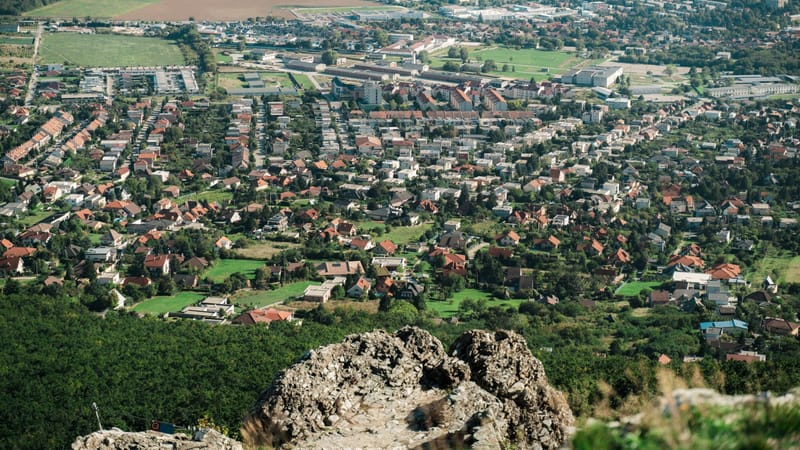 Vue aérienne à couper le souffle du paysage urbain de Nitra entouré d'une verdure luxuriante et de collines vallonnées.