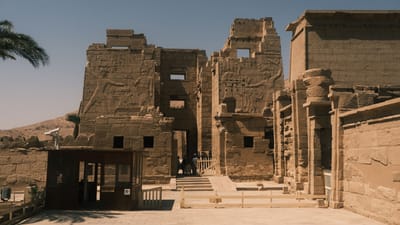 Explorez la beauté intemporelle des ruines antiques sous le soleil égyptien dans le gouvernorat de Louxor.