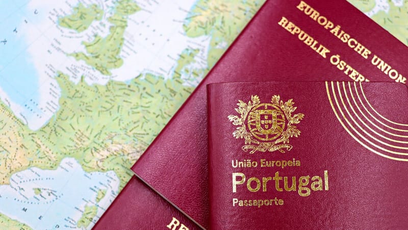 Gros plan de passeports portugais et autrichiens posés sur une carte de l'Europe, symbolisant le voyage et la mobilité.