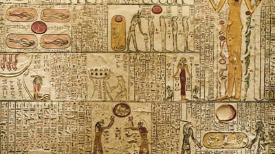 Hiéroglyphes et figures anciennes égyptiennes détaillés sculptés sur un mur de temple.