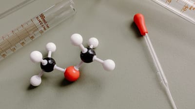 Gros plan d'équipement de laboratoire et modèle moléculaire sur une surface plane.