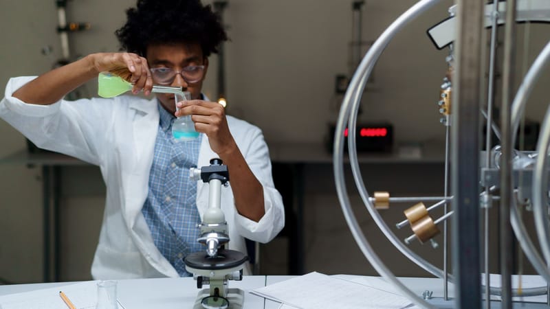 Un scientifique expérimente avec des produits chimiques dans un laboratoire, réalisant des découvertes scientifiques.
