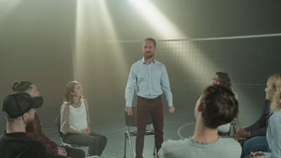 Une séance de thérapie de groupe supportive dans une pièce baignée de lumière, mettant en avant la connexion et la guérison.