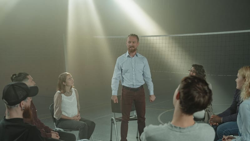 Une séance de thérapie de groupe supportive dans une pièce baignée de lumière, mettant en avant la connexion et la guérison.