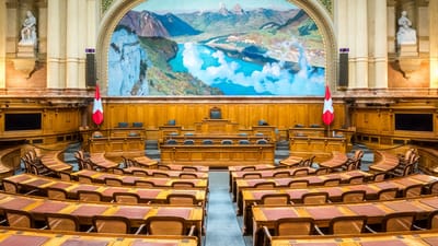 Vue intérieure du Parlement suisse à Berne, illustrant sa grandeur et le patrimoine suisse.