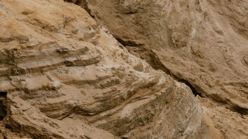 Vue détaillée de roche désertique texturée mettant en évidence les motifs d'érosion et les couches.