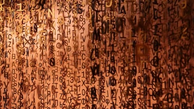 Présentation abstraite de lettres flottantes créant une texture visuelle créative.