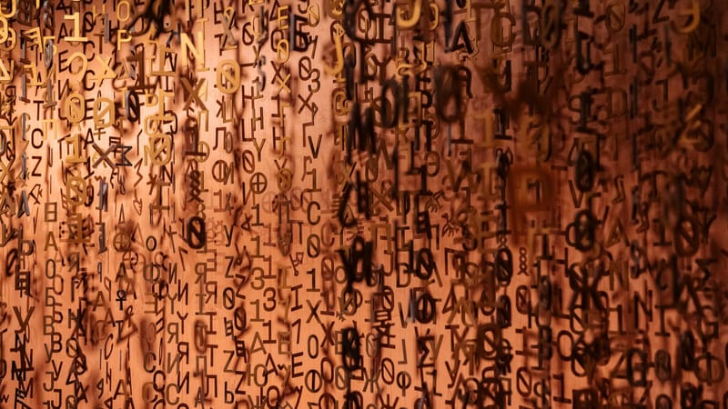 Présentation abstraite de lettres flottantes créant une texture visuelle créative.