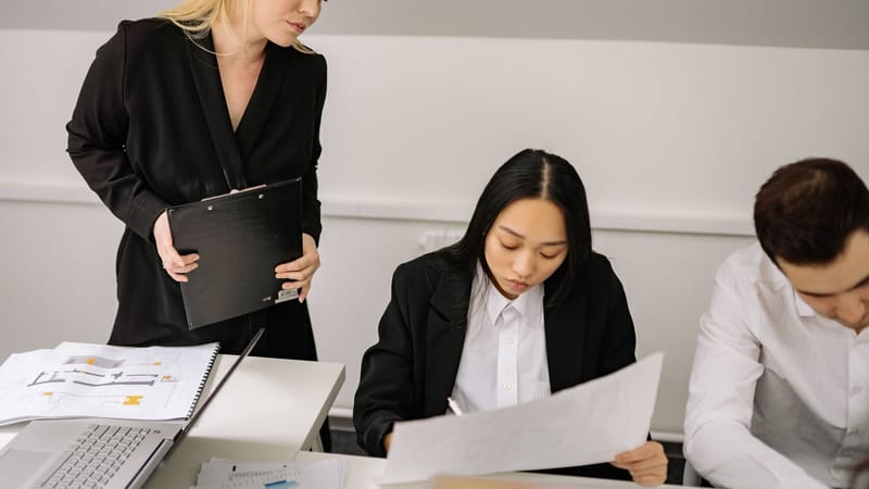 Un groupe diversifié de professionnels engagés dans une discussion lors d'une réunion de bureau.