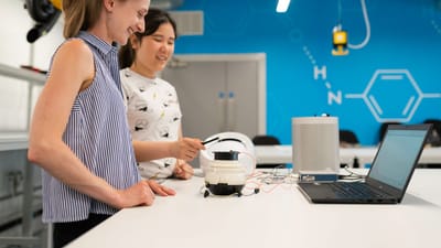 Deux ingénieures travaillant sur la recherche et le développement dans un cadre de laboratoire moderne.